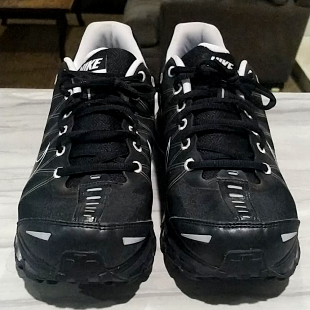 Men's Nike Air Max black and silver running shoes